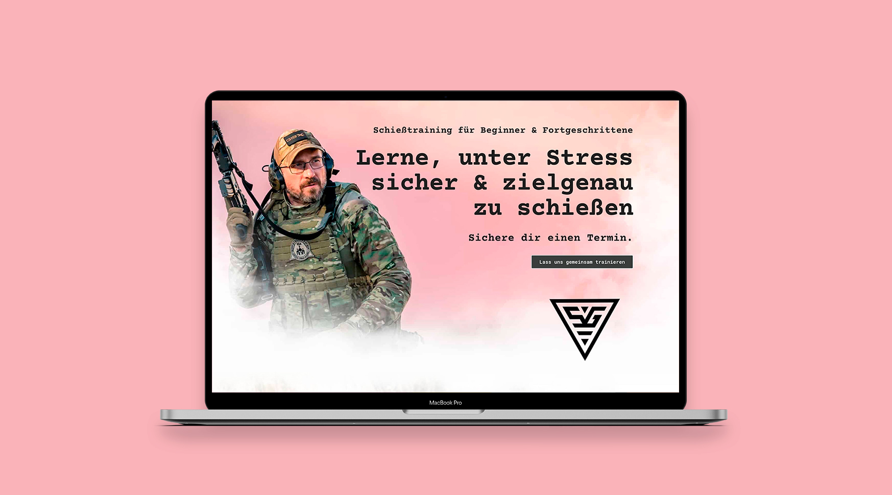 Ein Laptop, der das Webdesign von "Schießtraining Graz" zeigt. Soldat auf der linken Seite, Text auf der rechten