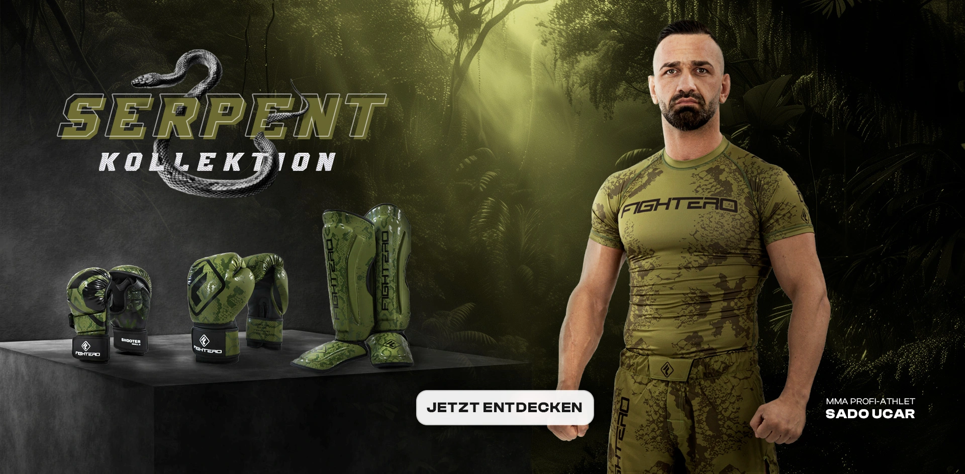 Ein Mann in einem Camouflage-Sportoutfit steht neben einer Ausstellung grüner MMA-Ausrüstung, im Hintergrund ist der Text „SERPENT KOLLEKTION“ zu sehen. Auf einem Button auf dem Bild steht „JETZT ENTDECKEN“.