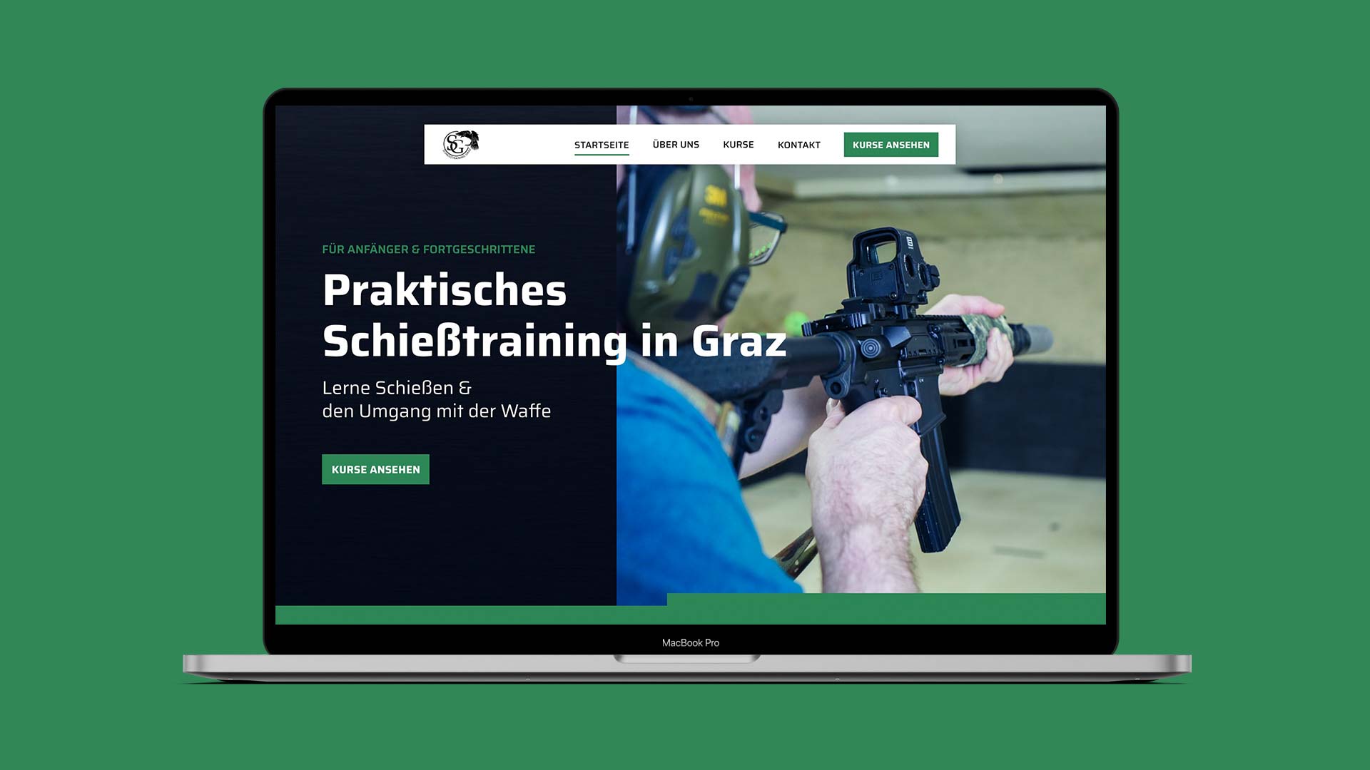 Auf einem Laptop-Bildschirm ist die Website der praktischen Schießausbildung in Graz zu sehen. Die Seite bietet Kurse für Anfänger und Fortgeschrittene an.