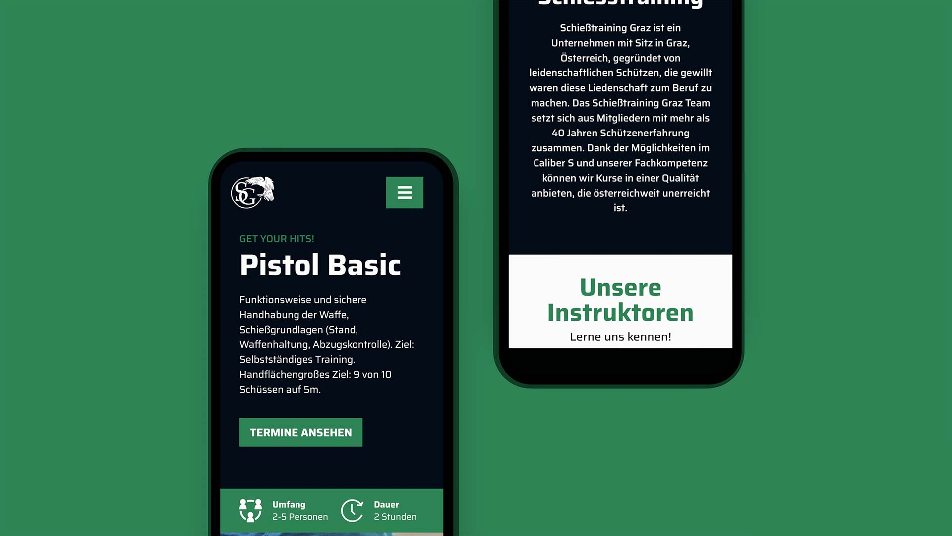 Auf zwei Smartphones wird eine Webseite für die Pistol Basic-Schulung angezeigt, auf der Einzelheiten zum Kurs und eine Einladung zu Treffen mit den Ausbildern zu finden sind. Die Bildschirme sind vor einem grünen Hintergrund angeordnet.